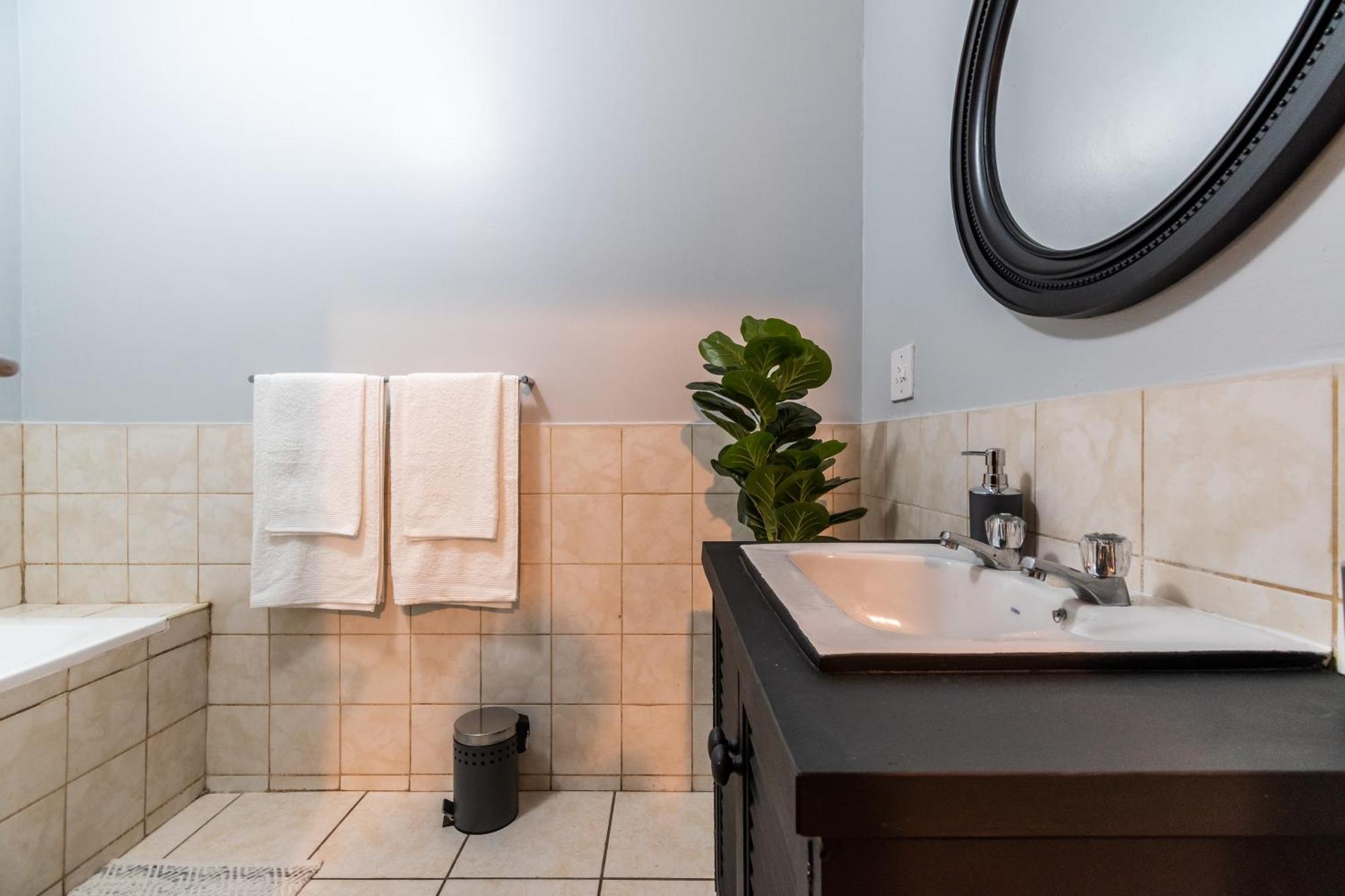 The Square 135- Studio With Free Parking, Pool & Gym Access Appartement Kaapstad Buitenkant foto