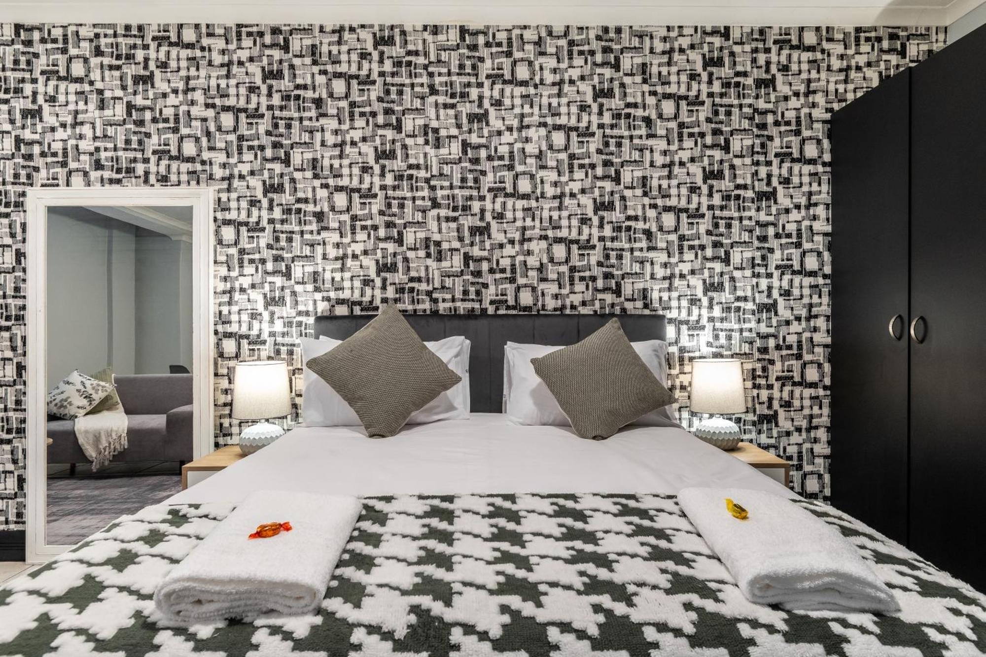 The Square 135- Studio With Free Parking, Pool & Gym Access Appartement Kaapstad Buitenkant foto