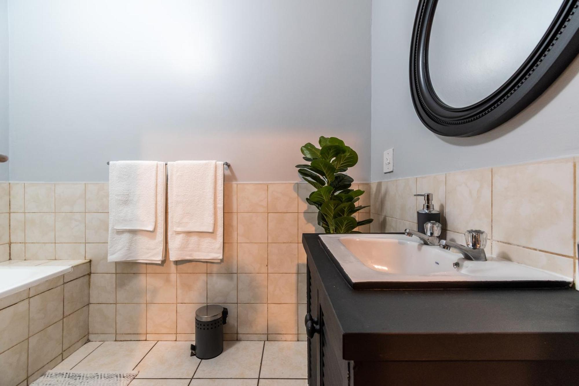 The Square 135- Studio With Free Parking, Pool & Gym Access Appartement Kaapstad Buitenkant foto