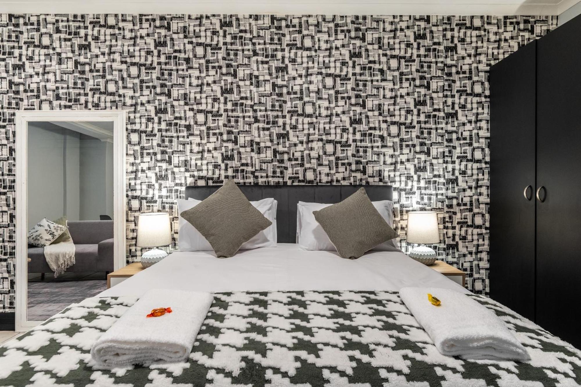 The Square 135- Studio With Free Parking, Pool & Gym Access Appartement Kaapstad Buitenkant foto
